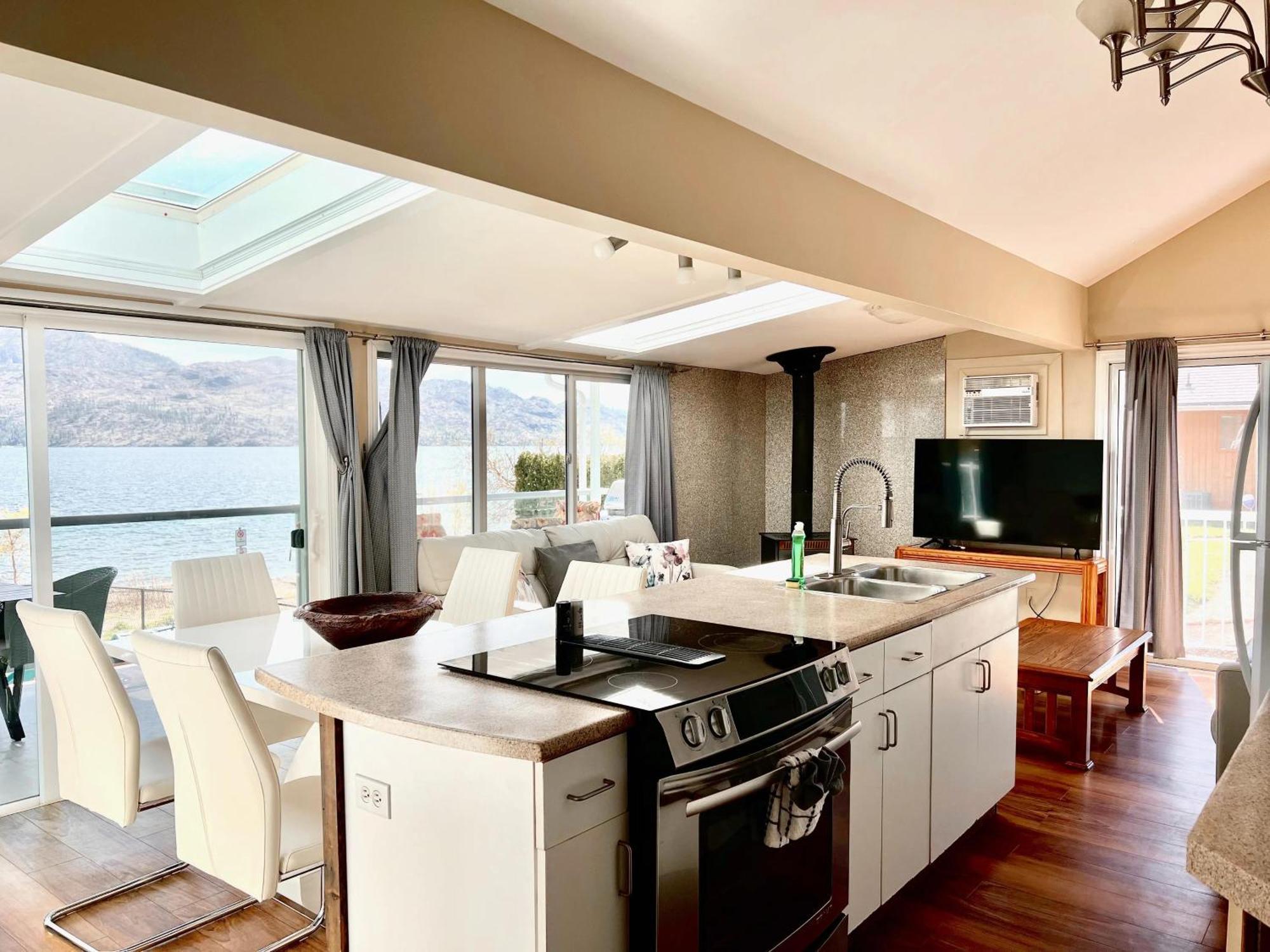 Peachland Beach Resort Buitenkant foto